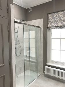 Bathroom With Brown Walls Grey tiles and pretty blind